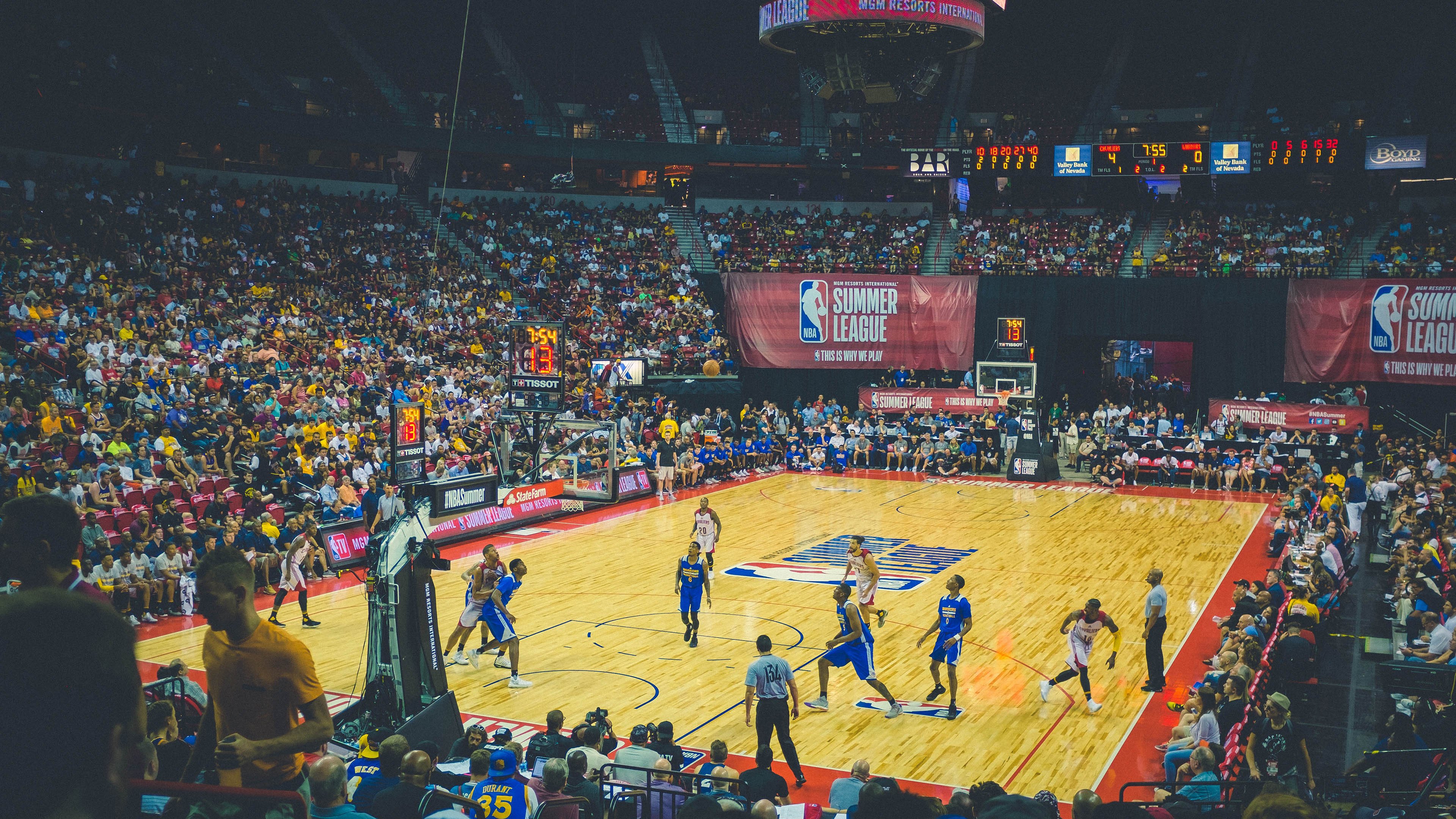 马刺对阵广东队，霍勒迪完成里程碑，篮球全球化浪潮下的历史性握手