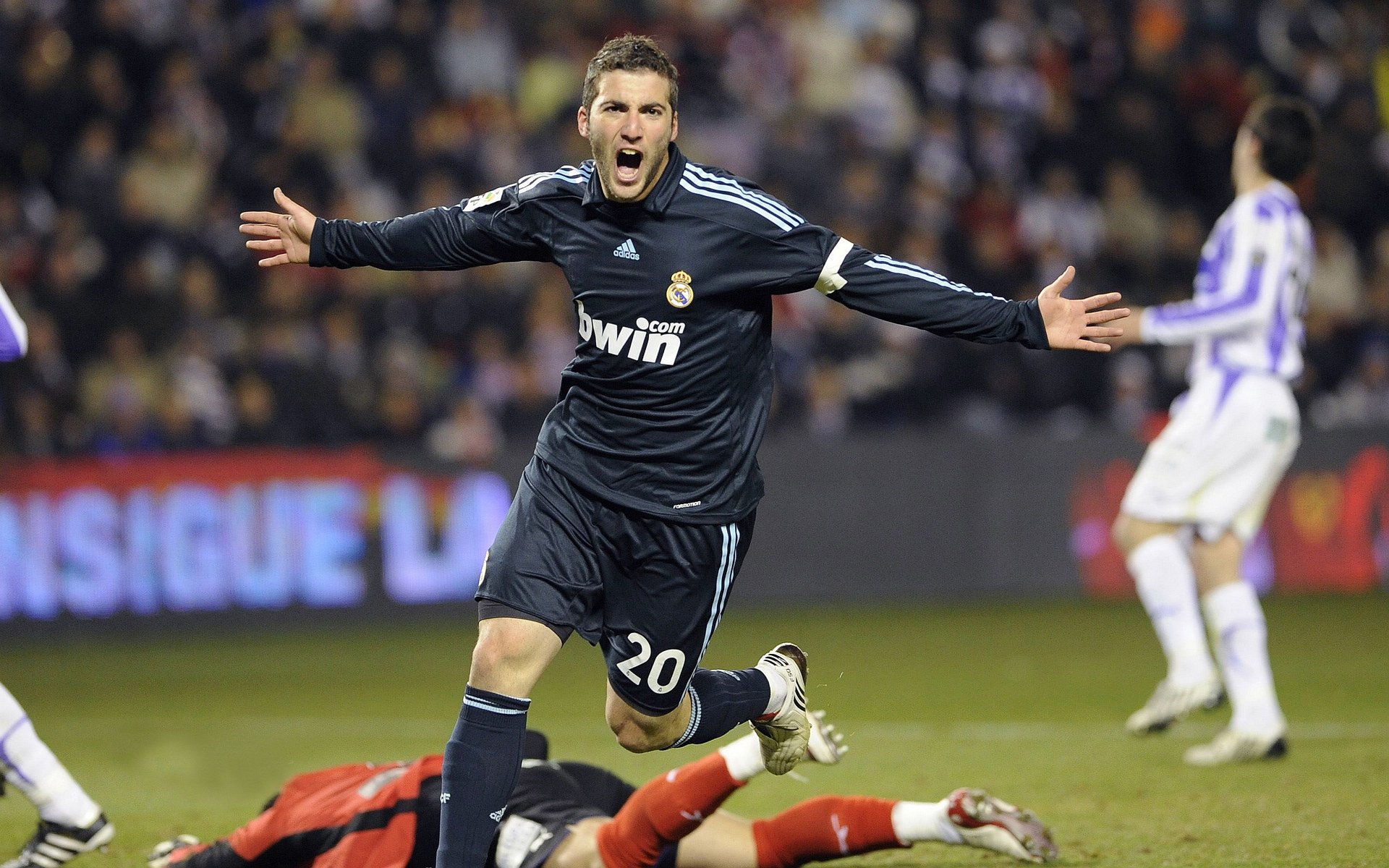 伦纳德40+10+7打出统治级数据，国王客场碾压黄蜂迎六连胜